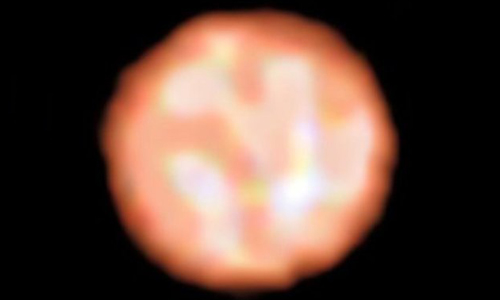 Sao khổng lồ đỏ Pi1 Grus trong quá trình tàn lụi. Ảnh: ESA.