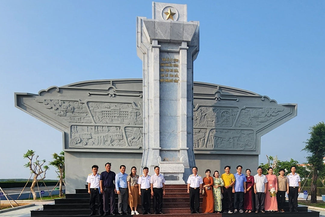 Hội Bảo Vệ Thiên Nhiên Môi Trường Tp.HCM dâng hương tưởng nhớ 290 chiến sĩ của Vùng 2 đã hy sinh qua các thời kỳ