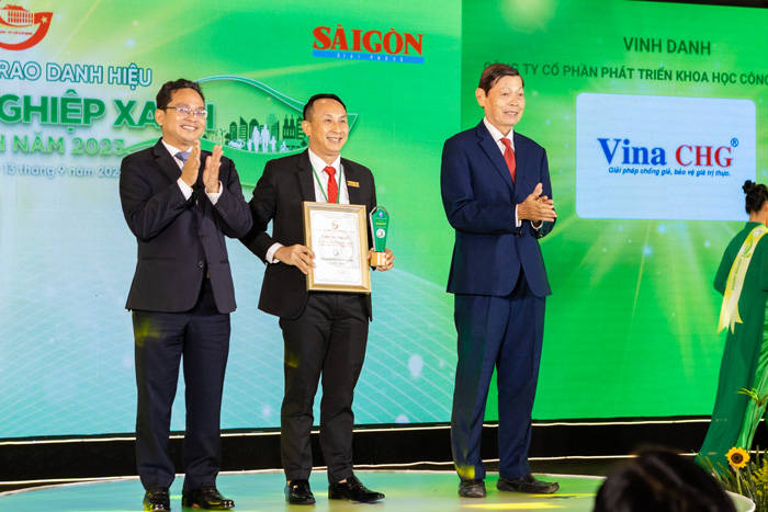 Ông Nguyễn Viết Hồng, TGĐ Vina CHG nhận giải thưởng Doanh nghiệp xanh TP. HCM năm 2023