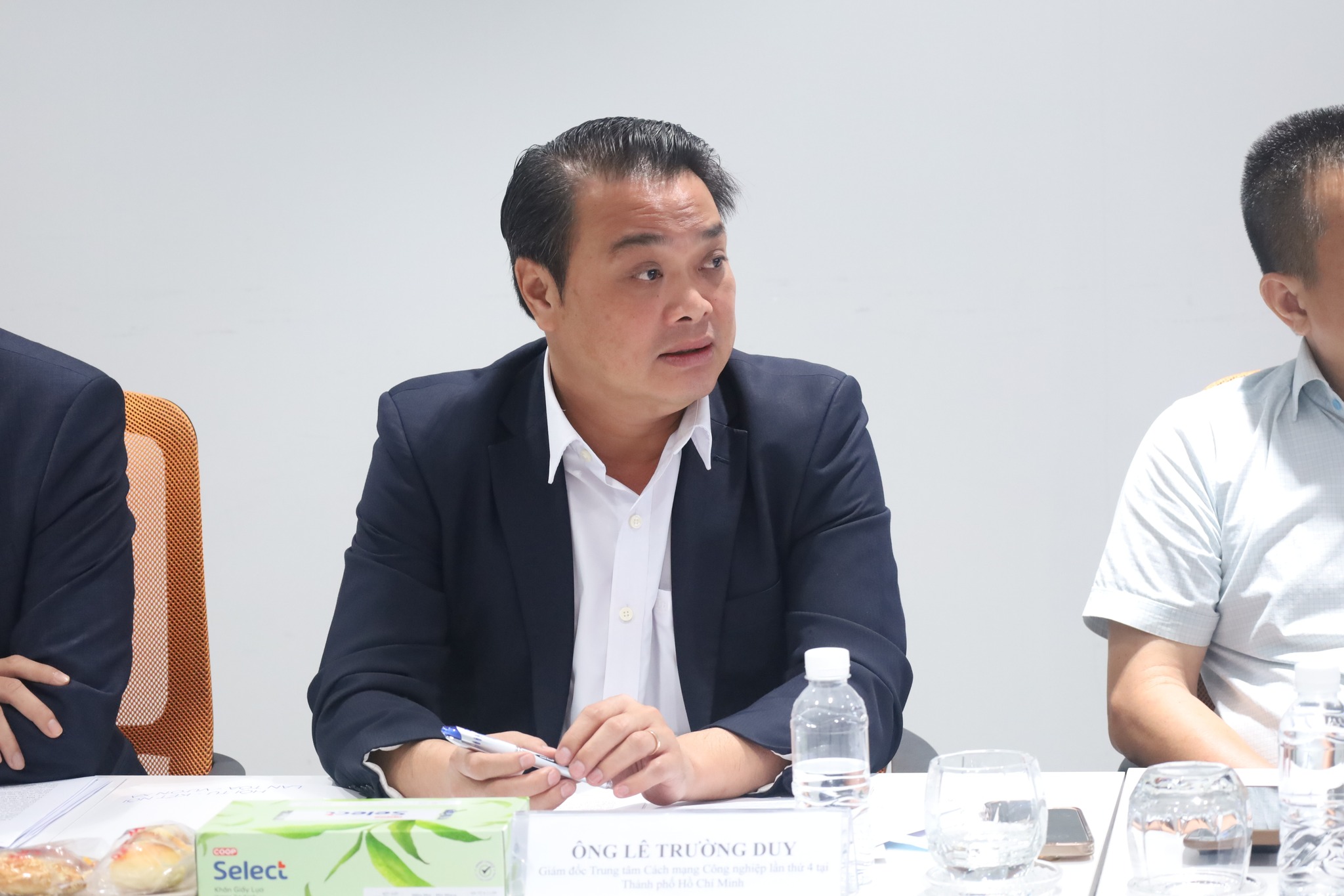 Ông Lê Trường Duy, Giám đốc HCMC C4IR, khẳng định doanh nghiệp chính là trung tâm của quá trình chuyển đổi, đồng thời chia sẻ về vai trò của HCMC C4IR trong việc kết nối, điều phối và tham gia hoạch định các chính sách thúc đẩy chuyển đổi xanh và số. Ảnh: Ngọc Hạ/HCMC C4IR